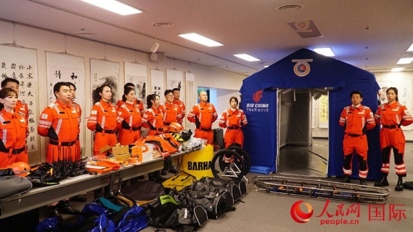 國(guó)航日韓支社捐贈(zèng)的專業(yè)救援裝備。人民網(wǎng) 蔣曉辰攝