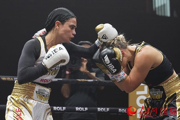 來(lái)自伊朗和羅馬尼亞的女選手進(jìn)行了墊場(chǎng)賽。人民網(wǎng) 塔里克·易卜拉欣攝