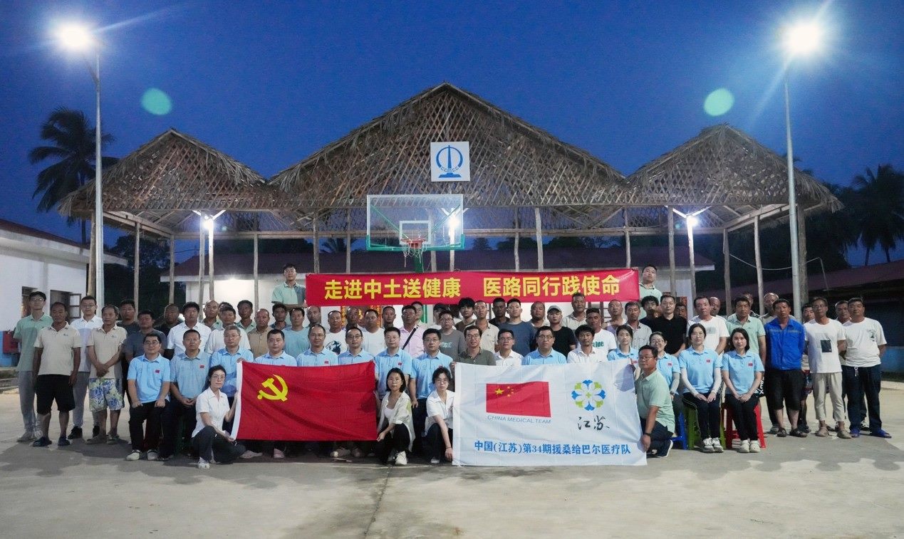 醫(yī)療隊(duì)與中土東非桑島分公司合影。中國土木供圖
