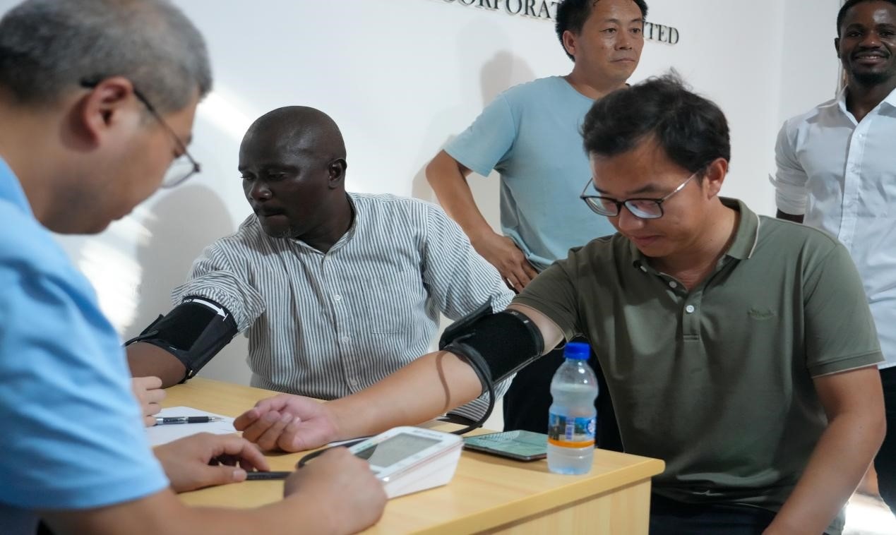 醫(yī)療隊(duì)專家診療現(xiàn)場。中國土木供圖