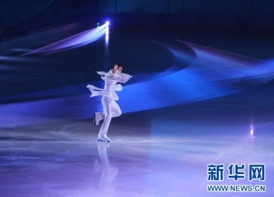 圖為羽生結(jié)弦在表演中。記者 錢錚 攝