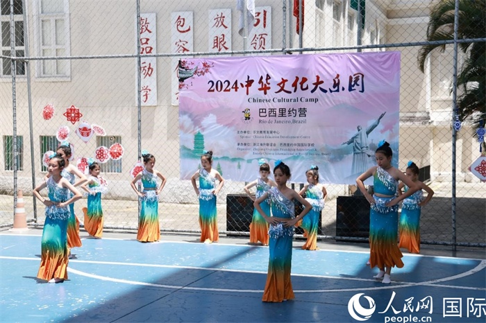 傣族舞蹈《金色的孔雀》以?xún)?yōu)美的動(dòng)作贏得觀眾喝彩。人民網(wǎng)記者 陳海琪攝