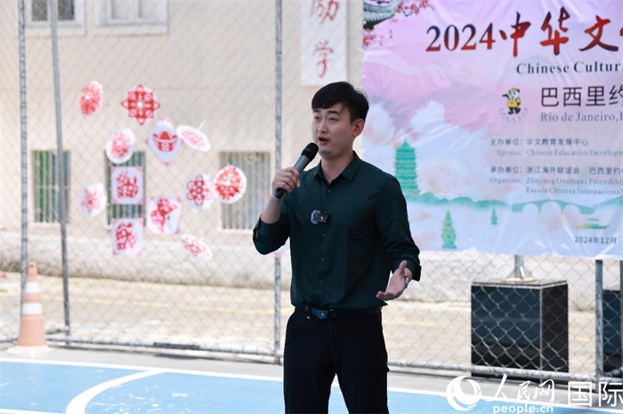 歌曲《故鄉(xiāng)的云》喚起了在外游子對(duì)故鄉(xiāng)的懷念。人民網(wǎng)記者 陳海琪攝