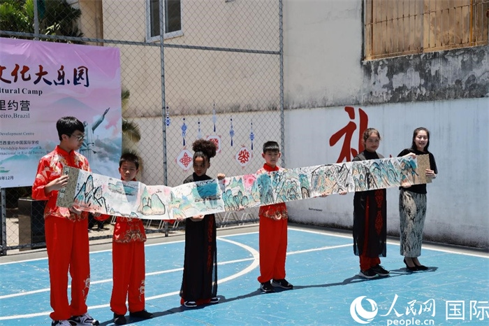 《一書(shū)一畫(huà)》展現(xiàn)了小營(yíng)員們的繪畫(huà)技巧。人民網(wǎng)記者 陳海琪攝