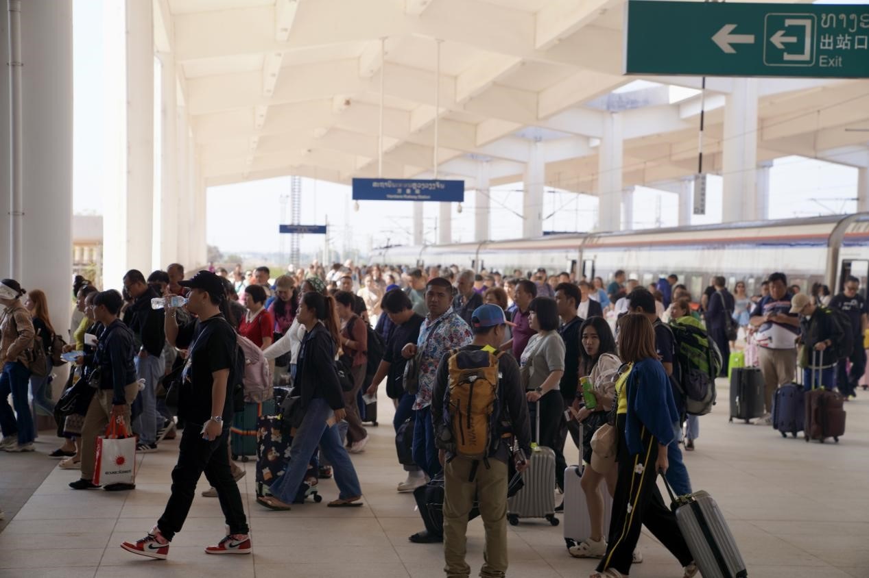 在中老鐵路萬象站，客運列車抵達后旅客出站。老中鐵路有限公司供圖