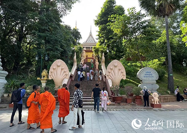 游客在金邊塔山寺游玩。人民網(wǎng)記者 簡承淵攝