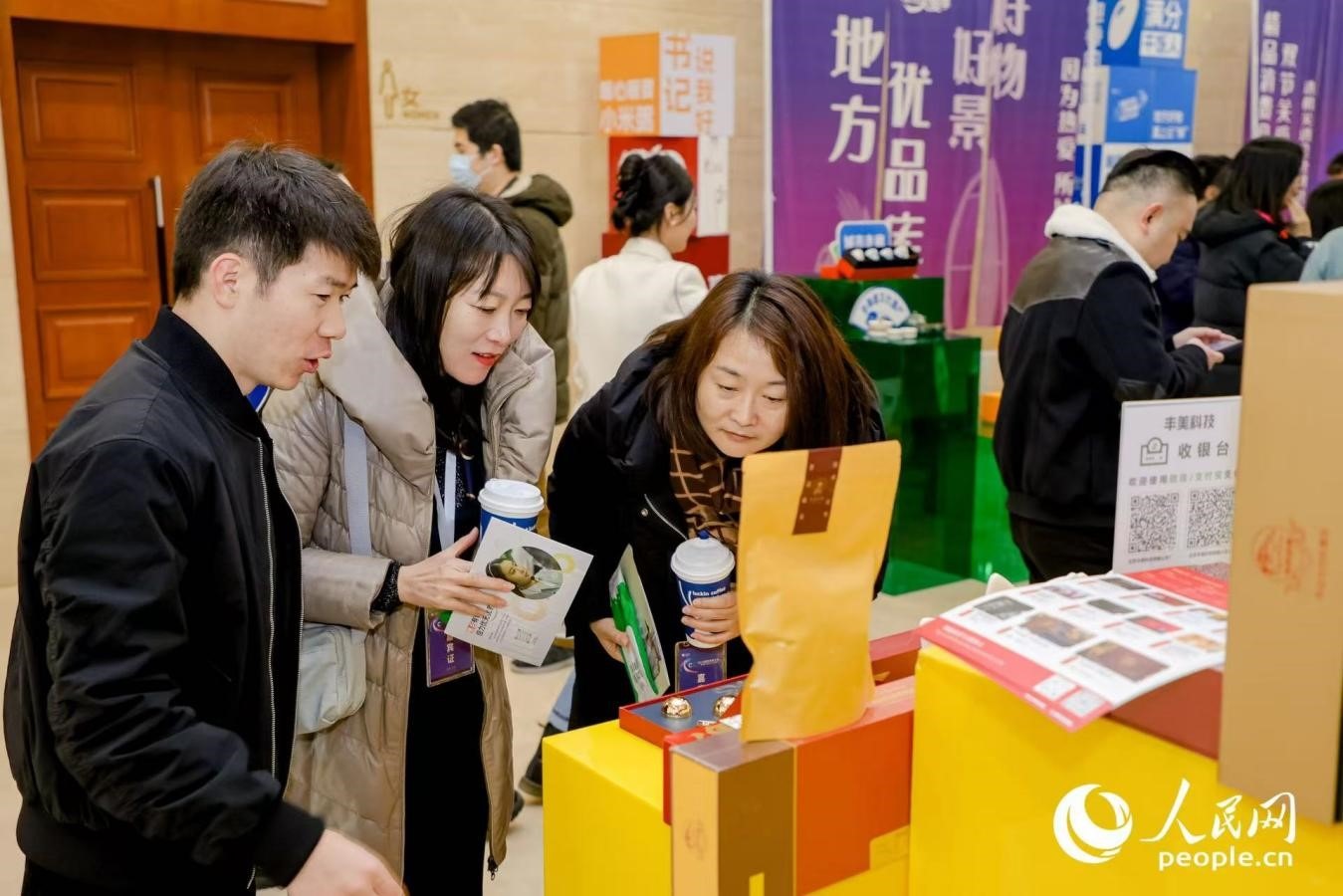 “精品消費(fèi)月·雙節(jié)關(guān)愛季”專項(xiàng)工作首站活動(dòng)現(xiàn)場(chǎng)。