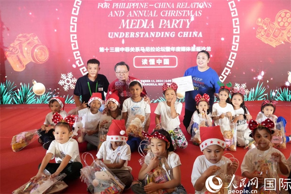 中國駐菲律賓大使黃溪連向馬尼拉帕科區(qū)孤兒贈(zèng)送圣誕和新年禮物。人民網(wǎng)記者 樊帆攝