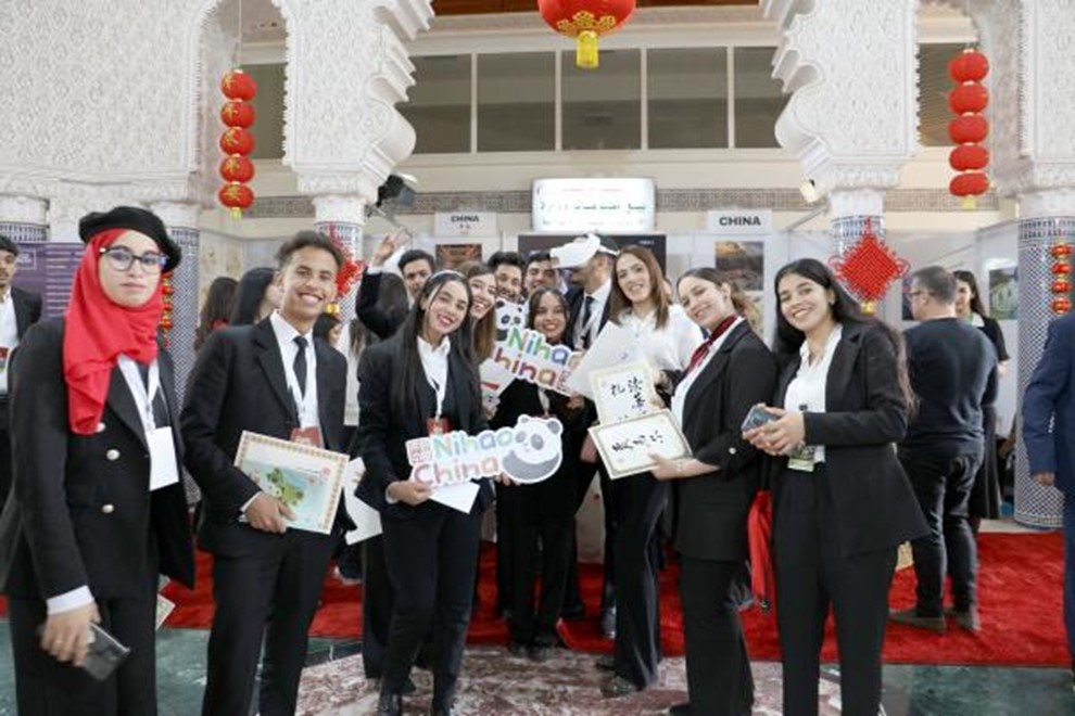 當(dāng)?shù)孛癖娛殖帧澳愫?！中國”手牌合影。拉巴特中國文化中心供圖