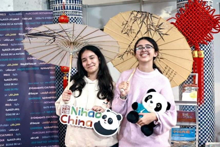 兩名女孩在合影。拉巴特中國文化中心供圖