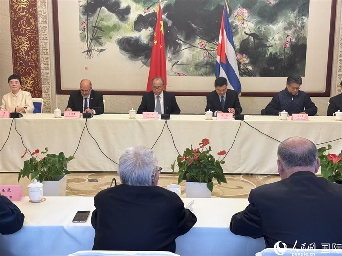 “紀(jì)念首批中國學(xué)生赴古巴留學(xué)暨中古開啟教育合作60周年座談會(huì)”在京舉辦。人民網(wǎng)記者 趙健攝