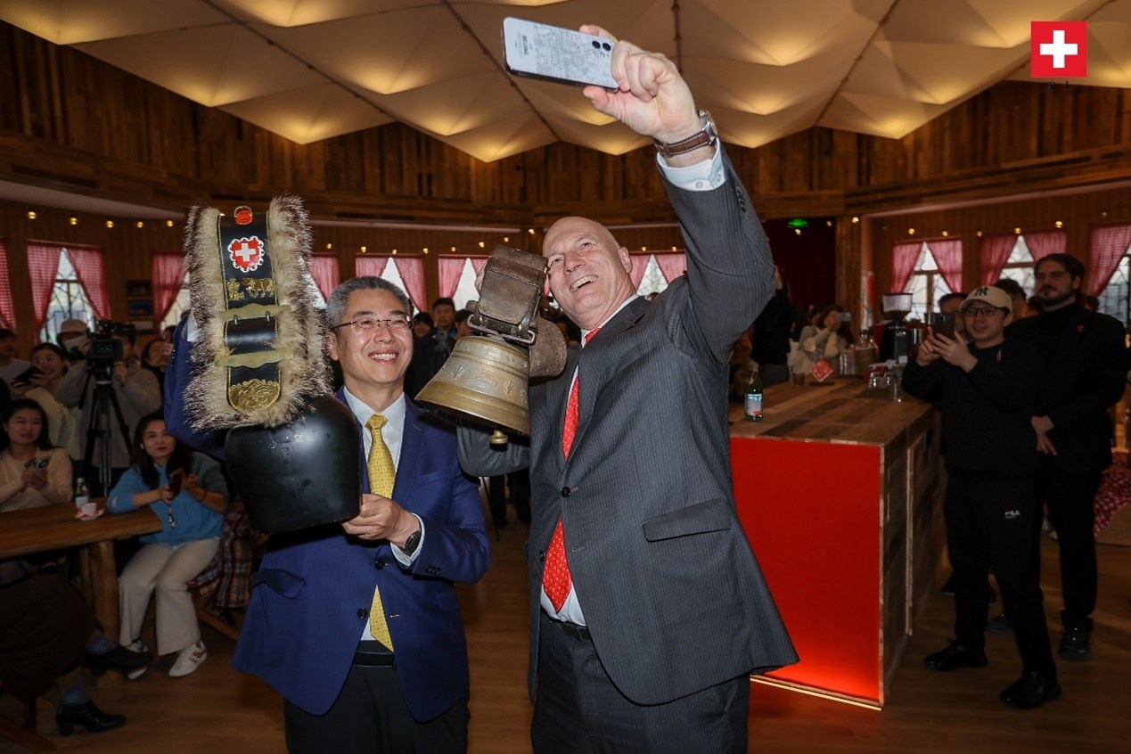 瑞士駐華大使白瑞誼與北京市西城區(qū)委副書記、代區(qū)長郅海杰搖響瑞士牛鈴，共同為小木屋揭幕。瑞士駐華大使館供圖