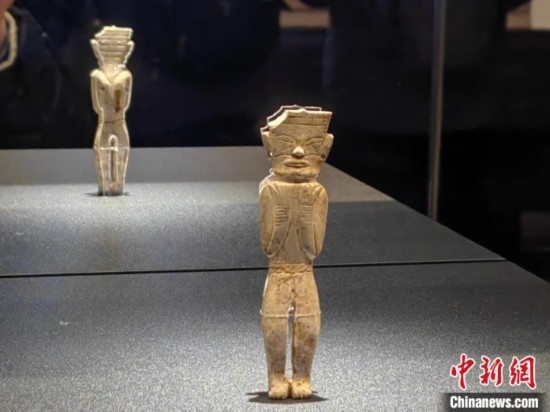 12月14日，“文明先鋒—凌家灘文化玉器展”在故宮博物院文華殿開幕。圖為展覽現(xiàn)場的立姿玉人。 中新社記者 應(yīng)妮 攝
