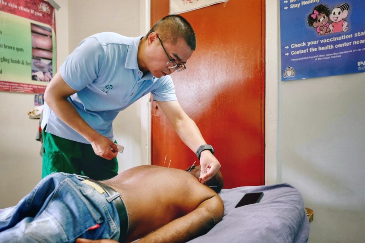 第20期中國（江蘇）援圭亞那醫(yī)療隊在圭偏遠的林登高速社區(qū)開展義診。中國援圭醫(yī)療隊供圖