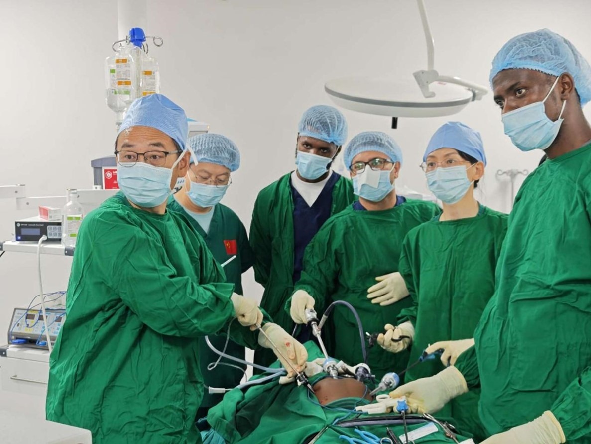 中外醫(yī)師合作進行腹腔鏡手術(shù)。中國援桑醫(yī)療隊供圖