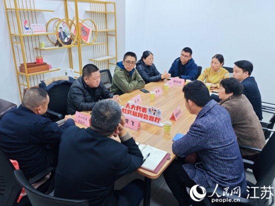 “紅興會客廳”，一場助企紓困協(xié)調(diào)會正在進(jìn)行。人民網(wǎng) 徐晨曦攝