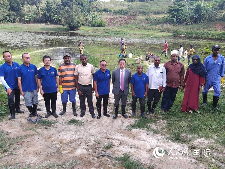 滅螺現(xiàn)場。施亮攝