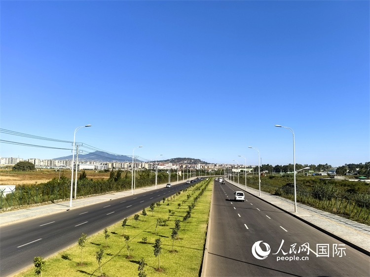 新近完工的埃塞俄比亞卡里提環(huán)線—布爾布拉—克林圖公路遠(yuǎn)景。張洪衛(wèi)攝