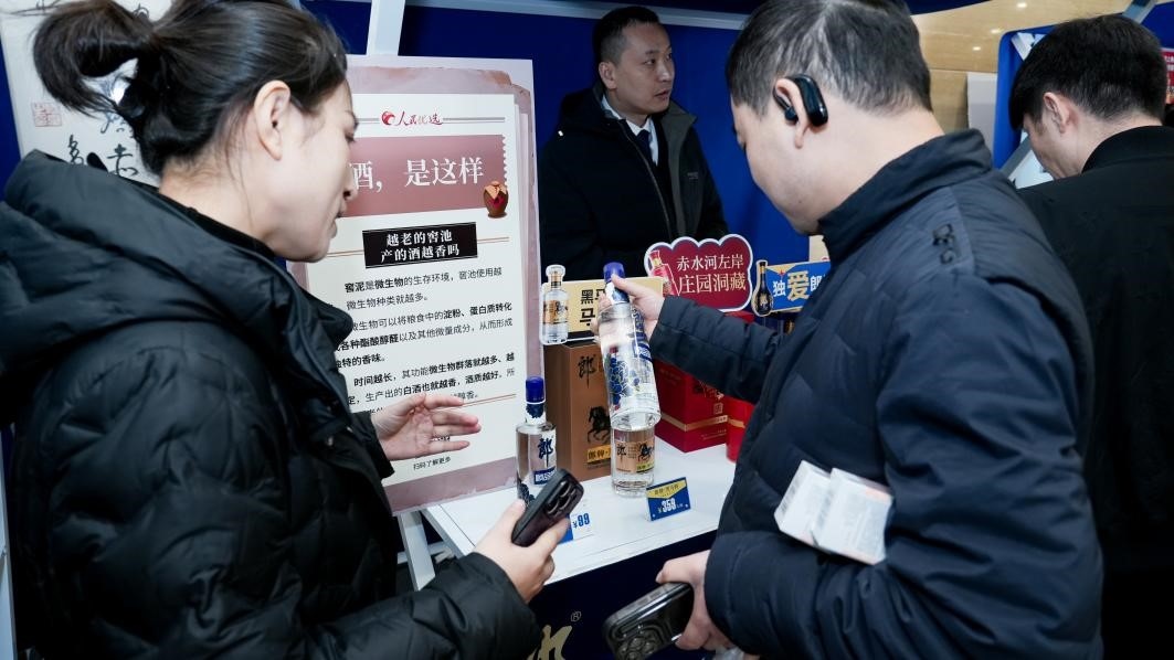 白酒展位負(fù)責(zé)人在為嘉賓介紹。張新攝