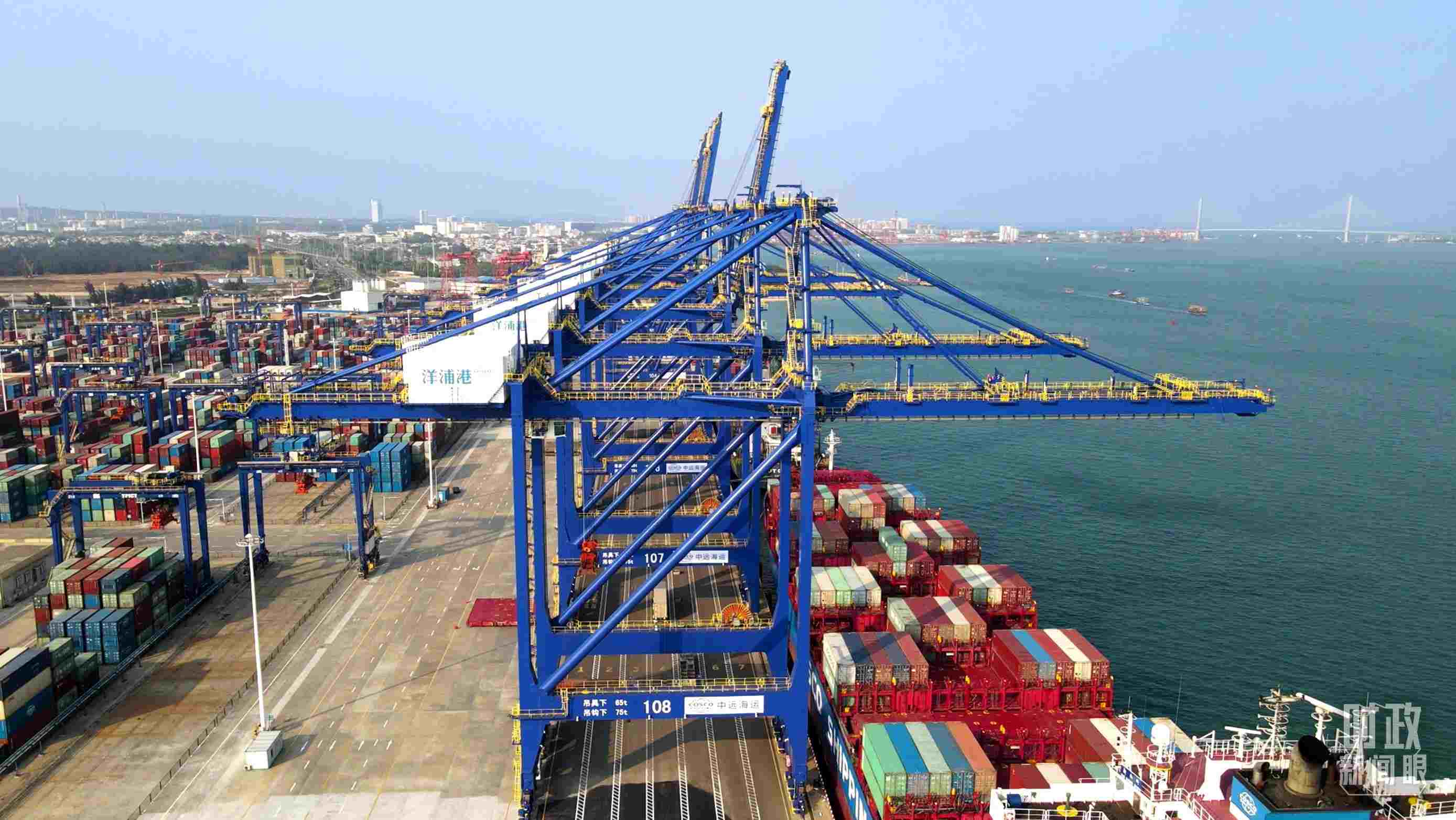 海南洋浦國際集裝箱碼頭小鏟灘港區(qū)。（總臺央視記者彭漢明拍攝）
