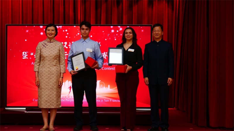 駐舊金山總領(lǐng)事張建敏及其夫人鄭心為選手頒獎(jiǎng)。李鑫江攝