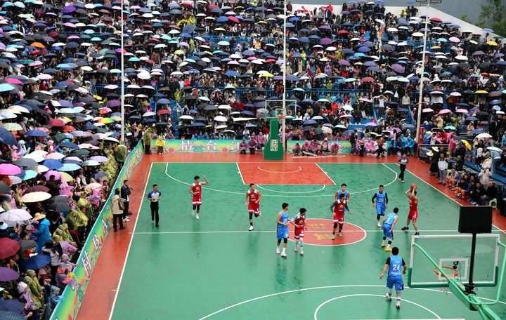 2024年5月1日，人們在貴州省黔東南苗族侗族自治州臺江縣臺盤鄉(xiāng)臺盤村觀看“村BA”球王爭霸賽。 新華社發(fā)（余天英 攝）