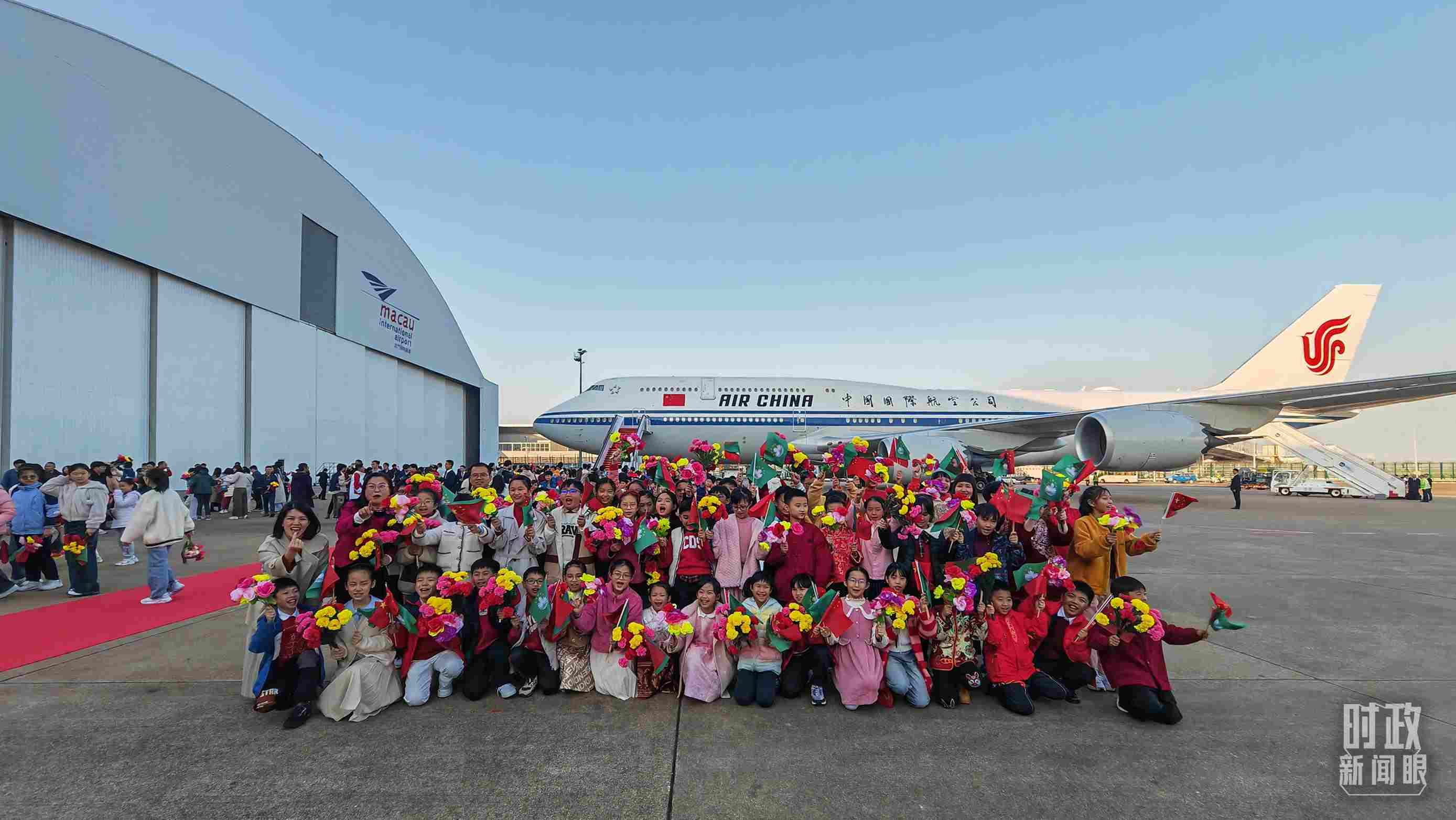 △歡迎儀式后，歡迎人群合影留念。（總臺央視記者劉琦拍攝）