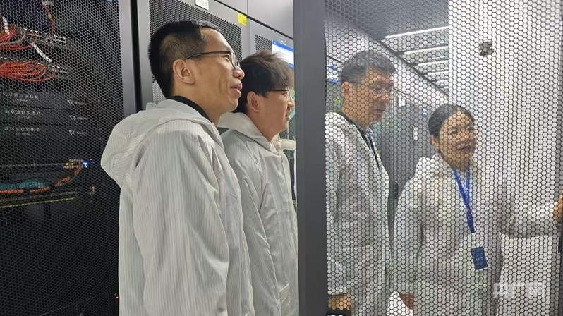 陳平平和團隊在實驗室設備機房開展創(chuàng)新網(wǎng)絡測試驗證(央廣網(wǎng)記者 王錫斐 攝)