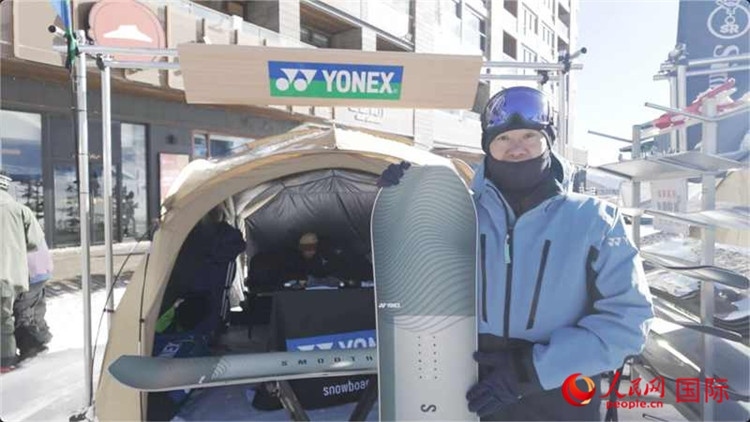 大塚幸博向記者展示滑雪板。人民網(wǎng)記者 袁蒙攝