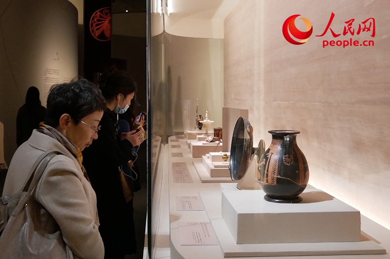 11月13日，觀眾正在國博參觀“美的多元——古希臘的藝術(shù)與生活”展。人民網(wǎng)記者 韋衍行攝