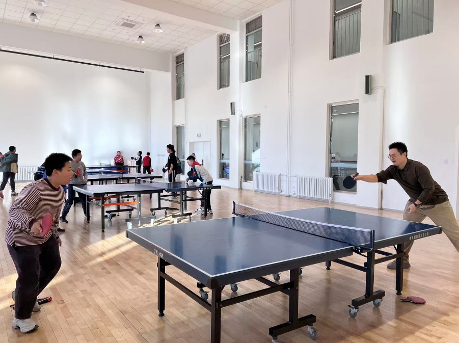 老師和學(xué)生在課間打乒乓球。人民網(wǎng) 白炅攝
