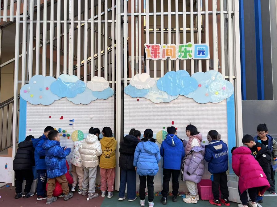 學(xué)生們?cè)谡n間樂(lè)園玩拼圖。人民網(wǎng) 白炅攝