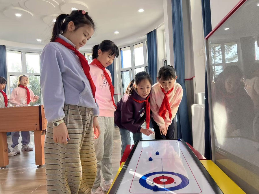 學(xué)生們?cè)谏傧汝?duì)大廳進(jìn)行課間活動(dòng)。人民網(wǎng) 白炅攝