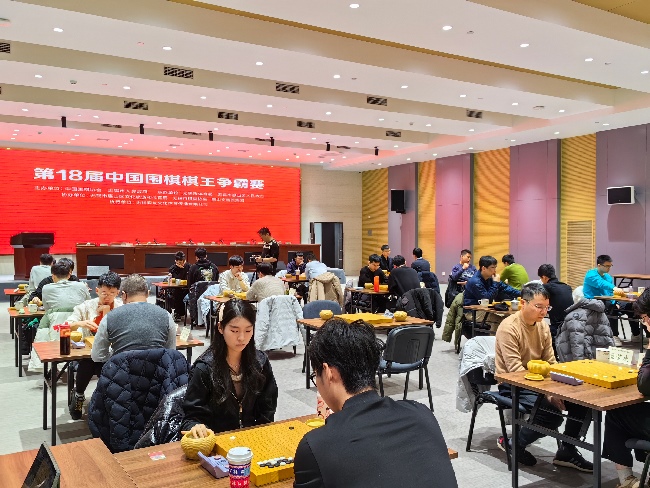 棋手在比賽中。人民網(wǎng)記者 李乃妍攝