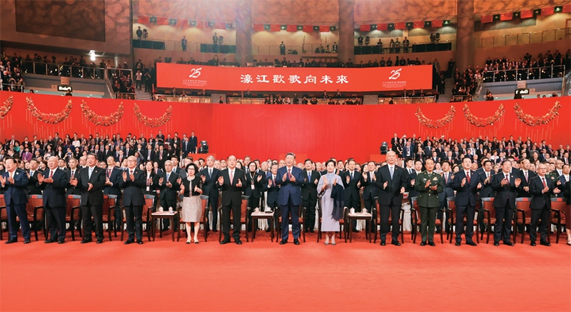 2024年12月19日晚，慶祝澳門回歸祖國(guó)25周年文藝晚會(huì)在澳門東亞運(yùn)動(dòng)會(huì)體育館舉行。中共中央總書記、國(guó)家主席、中央軍委主席習(xí)近平觀看演出。晚會(huì)最后，習(xí)近平同全場(chǎng)觀眾一起高唱《歌唱祖國(guó)》。 新華社記者 丁林/攝