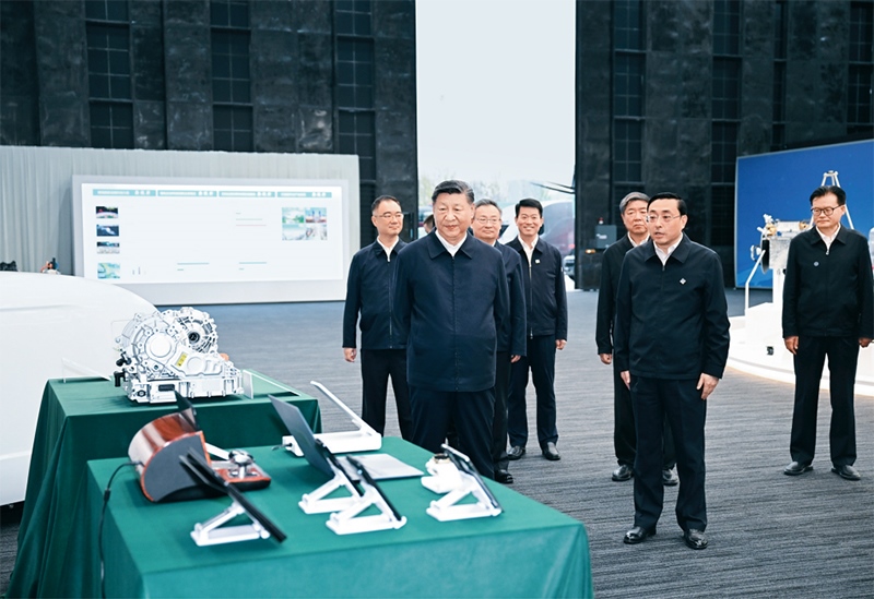 2024年10月17日至18日，中共中央總書記、國(guó)家主席、中央軍委主席習(xí)近平在安徽考察。這是17日下午，習(xí)近平在合肥濱湖科學(xué)城察看安徽省重大科技創(chuàng)新成果集中展示。 新華社記者 謝環(huán)馳/攝