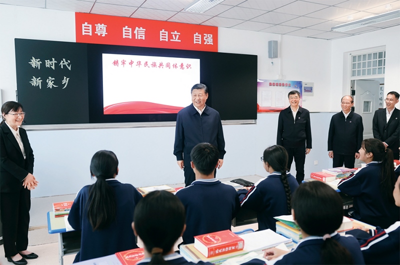 2024年6月18日至19日，中共中央總書記、國(guó)家主席、中央軍委主席習(xí)近平在青?？疾?。這是18日下午，習(xí)近平在果洛西寧民族中學(xué)高一（1）班觀摩“新時(shí)代、新家鄉(xiāng)”主題思政課。 新華社記者 鞠鵬/攝