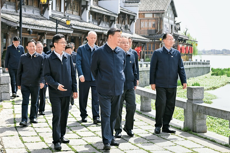 2024年3月18日至21日，中共中央總書記、國(guó)家主席、中央軍委主席習(xí)近平在湖南考察。這是19日上午，習(xí)近平在常德河街考察。 新華社記者 謝環(huán)馳/攝