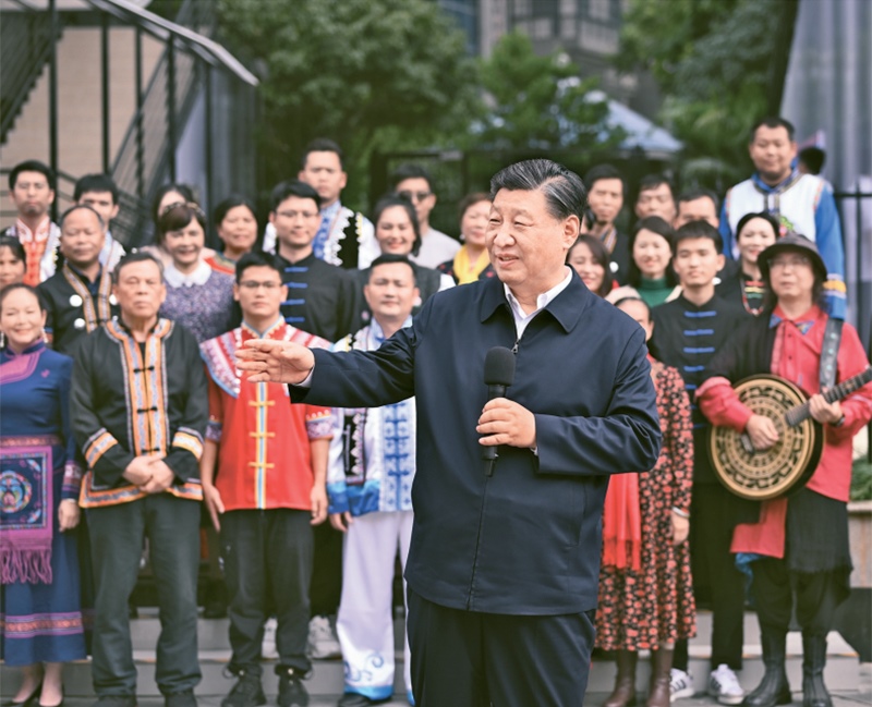 2023年12月14日至15日，中共中央總書記、國(guó)家主席、中央軍委主席習(xí)近平在廣西考察。這是14日上午，習(xí)近平在南寧市良慶區(qū)蟠龍社區(qū)考察時(shí)，同社區(qū)各族群眾親切交流。 新華社記者 燕雁/攝