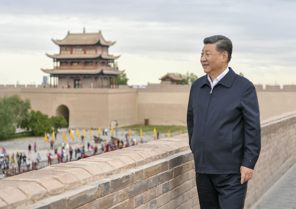 2019年8月20日上午，習(xí)近平總書記來到嘉峪關(guān)關(guān)城，登上城樓察看關(guān)城整體面貌，聽取河西走廊長(zhǎng)城、關(guān)隘歷史文化情況介紹。新華社記者 謝環(huán)馳 攝