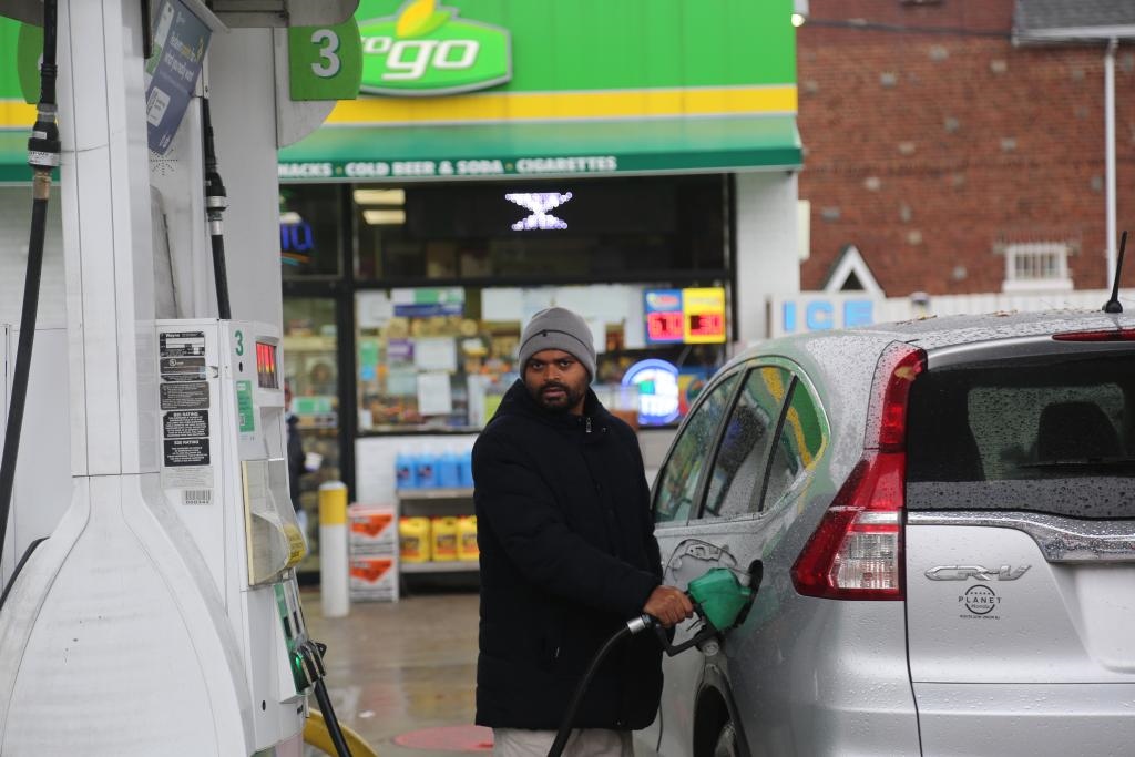 2024年12月11日，一名男子在美國紐約一處加油站加油。新華社記者劉亞南 攝