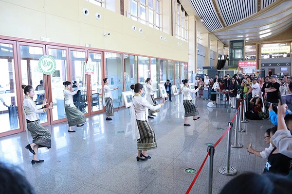 演員在中老鐵路瑯勃拉邦車站表演節(jié)目。蓬屏攝