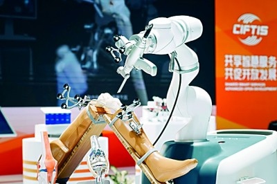 2024年中國國際服務(wù)貿(mào)易交易會(huì)上展出的人工智能骨科手術(shù)機(jī)器人。新華社發(fā)