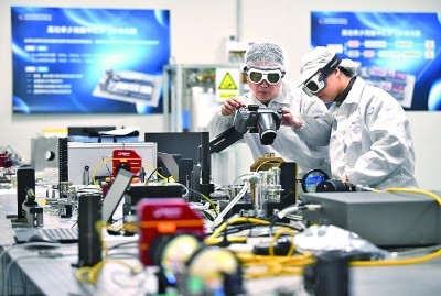 科研人員在中國科學(xué)院西安光學(xué)精密機械研究所阿秒科學(xué)與技術(shù)研究中心做實驗。新華社發(fā)