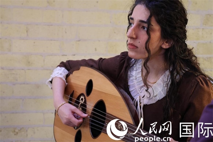 烏德琴女學(xué)員邁希恩。人民網(wǎng) 伊納斯·易卜拉欣攝