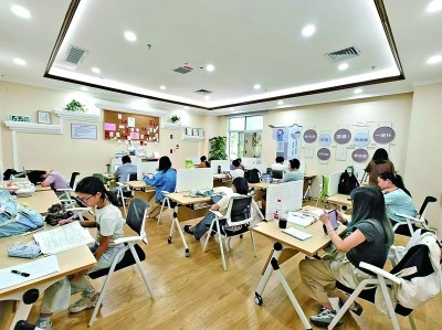 廣東深圳市龍崗區(qū)黨群服務(wù)中心開設(shè)的共享自習室一景。受訪者供圖