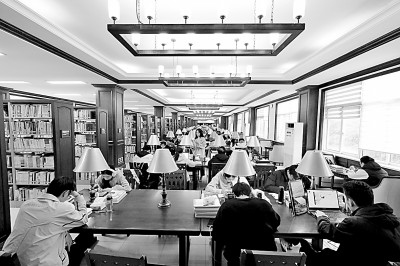 重慶大學(xué)圖書館，大學(xué)生們正在讀書學(xué)習(xí)。孫凱芳攝/光明圖片