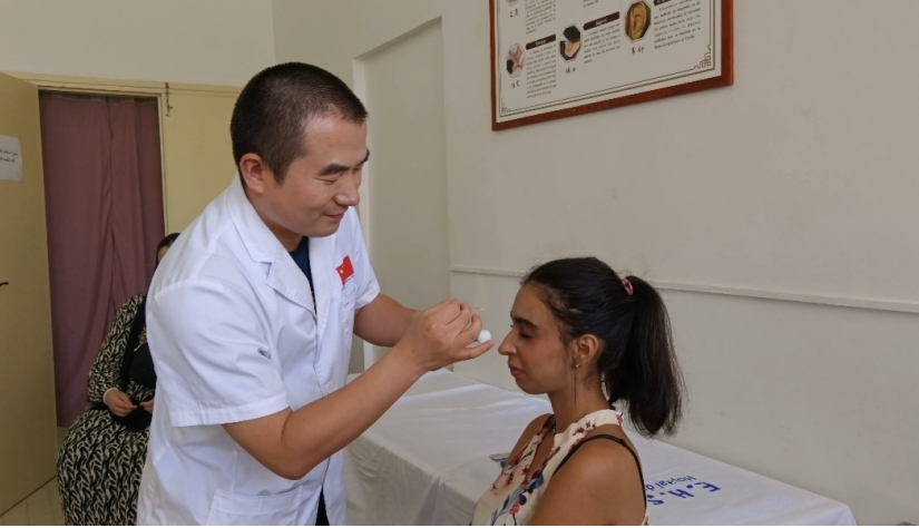 中國醫(yī)生為患者針灸治療。中國援阿爾及利亞醫(yī)療隊供圖