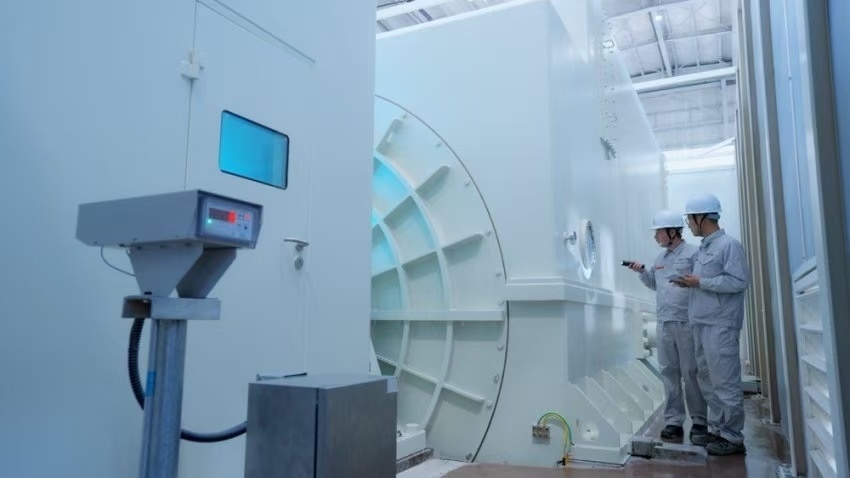 工作人員檢查300兆瓦壓氣儲(chǔ)能示范工程發(fā)電機(jī)。受訪者供圖