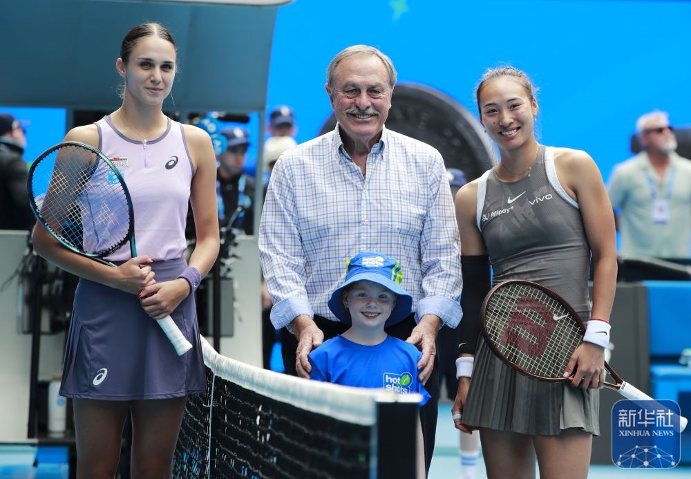 ↑鄭欽文（右）、托多尼（左）在比賽前與澳大利亞網(wǎng)球名將約翰·紐康姆合影。新華社記者 馬平 攝